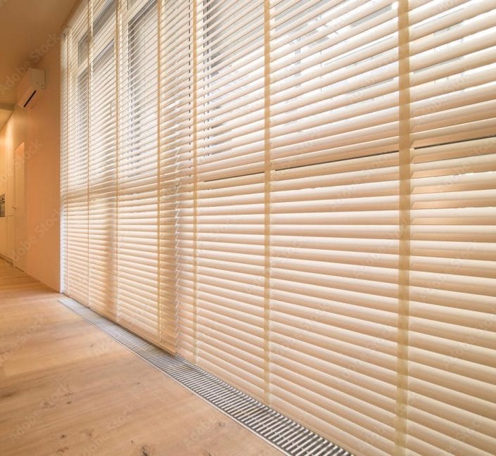 Jaluzelele din lemn cu lamele late de 50 la Timisoara