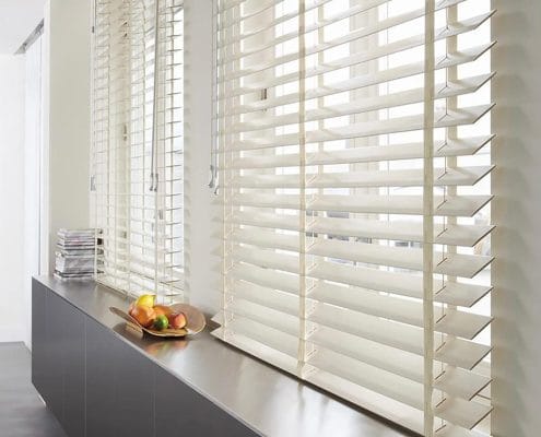 Jaluzelele din lemn cu lamele late de 50 la Timisoara