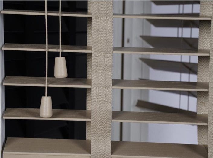 Jaluzelele din lemn cu lamele late de 50 la Timisoara