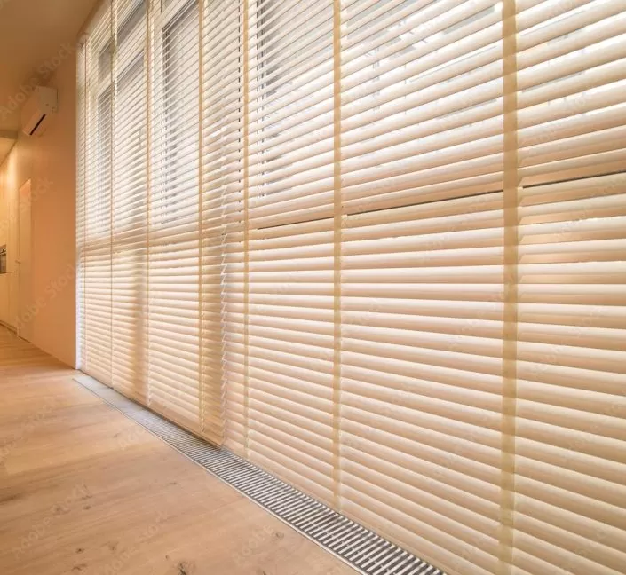 Jaluzelele din lemn cu lamele late de 50 la Timisoara