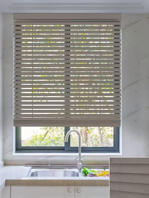 Jaluzelele din lemn cu lamele late de 50 la Timisoara