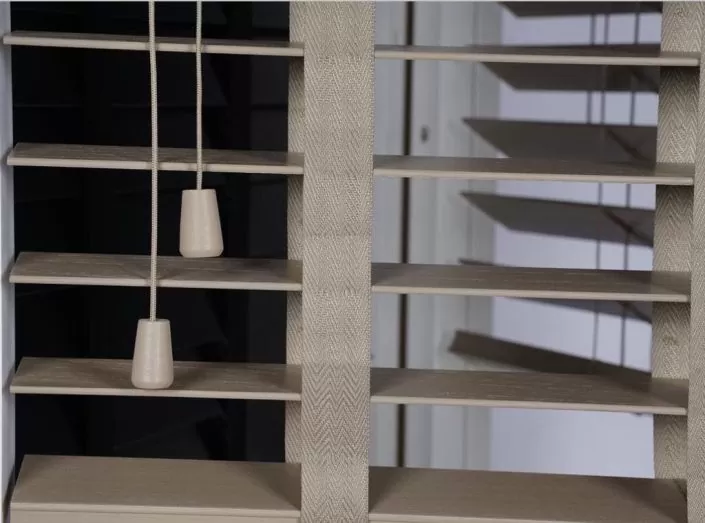 Jaluzelele din lemn cu lamele late de 50 la Timisoara