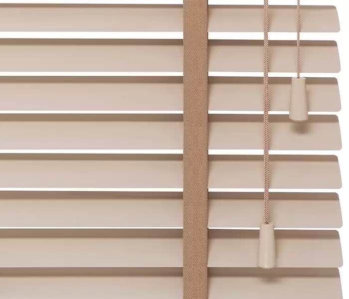 Jaluzelele din lemn cu lamele late de 50 la Timisoara