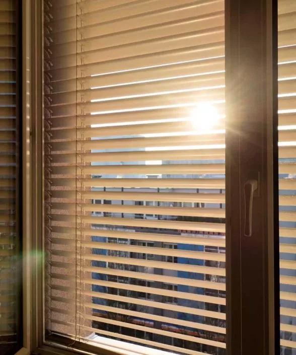 Jaluzelele din lemn cu lamele late de 50 la Timisoara